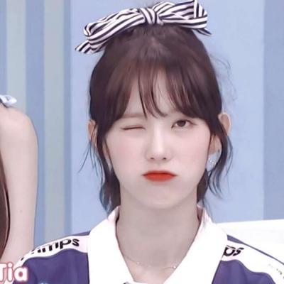 好看的抱猫咪的头像女生欧美图片