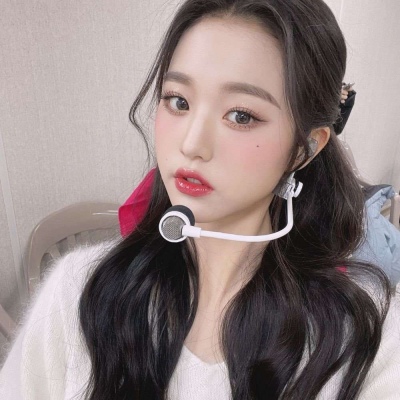 好看的抱猫咪的头像女生欧美图片
