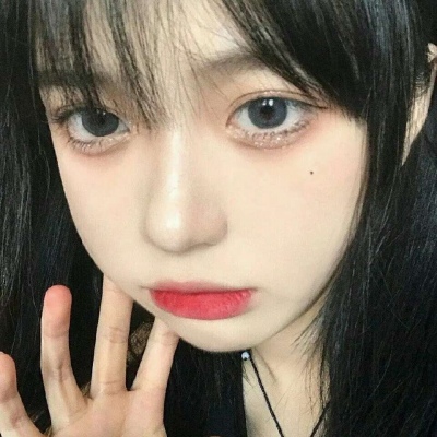 好看的抱猫咪的头像女生欧美图片