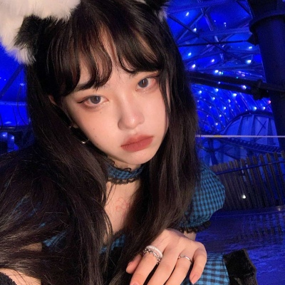 好看的抱猫咪的头像女生欧美图片