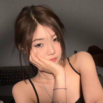 好看的抱猫咪的头像女生欧美图片