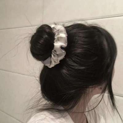 优质真人黄衣捂嘴女生头像图片