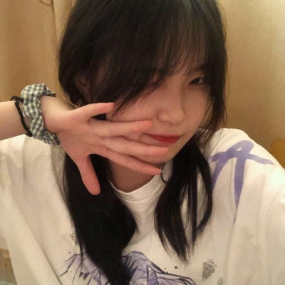 优质真人黄衣捂嘴女生头像图片