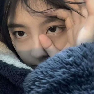 优质真人黄衣捂嘴女生头像图片