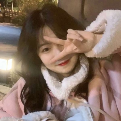 优质真人黄衣捂嘴女生头像图片
