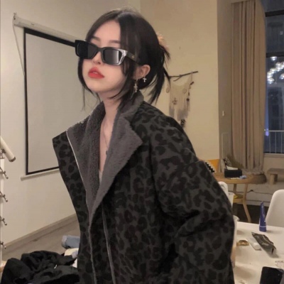 高清优质的真人头像女生模糊朴素大头图片