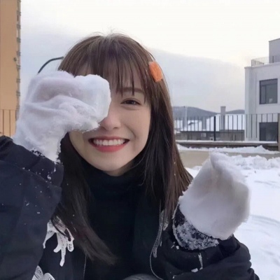 高清优质的真人头像女生模糊朴素大头图片