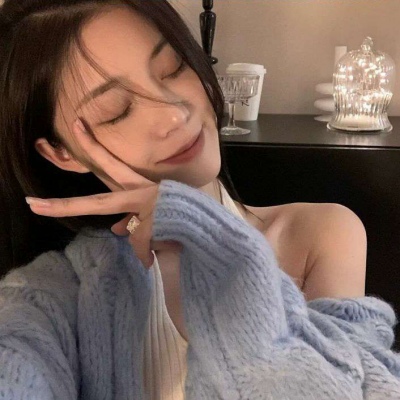 高清好看的蓝色背景女生头像图片