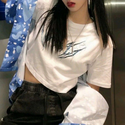 高清好看的蓝色背景女生头像图片