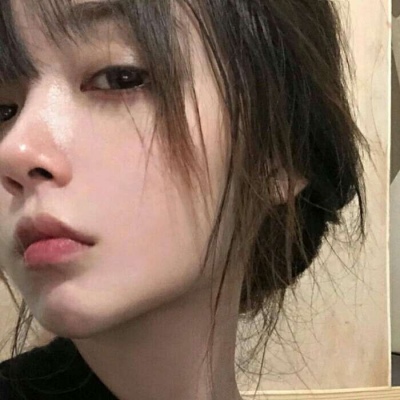 高清好看的蓝色背景女生头像图片