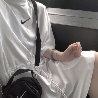 高清好看的蓝色背景女生头像图片