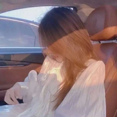 高清好看温柔优质干净的女生用一只狗作为微信头像图片