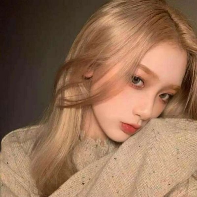 高清好看温柔优质干净的女生用一只狗作为微信头像图片