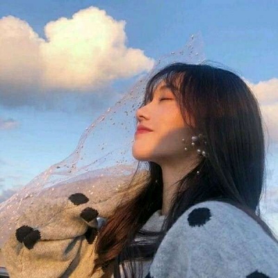 高清好看温柔优质干净的女生用一只狗作为微信头像图片