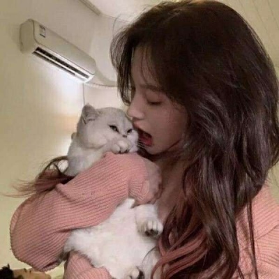 高清好看温柔优质干净的女生用一只狗作为微信头像图片