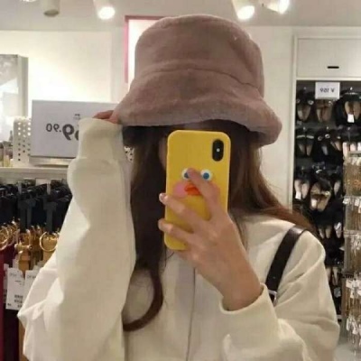 高清好看温柔优质干净的女生用一只狗作为微信头像图片