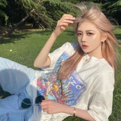 高清好看温柔优质干净的女生用一只狗作为微信头像图片
