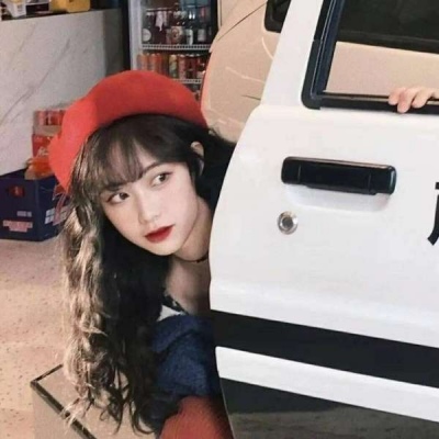 高清好看温柔优质干净的女生用一只狗作为微信头像图片