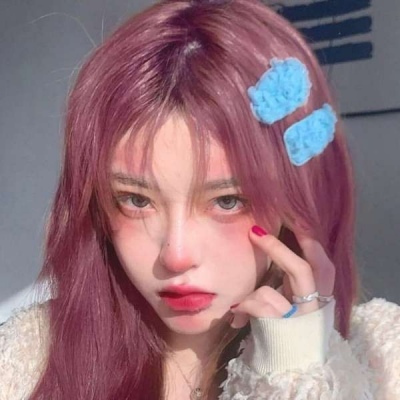 高清好看温柔优质干净的女生用一只狗作为微信头像图片