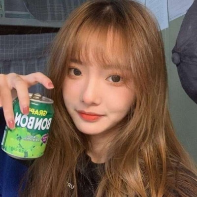 高清好看温柔优质干净的女生用一只狗作为微信头像图片