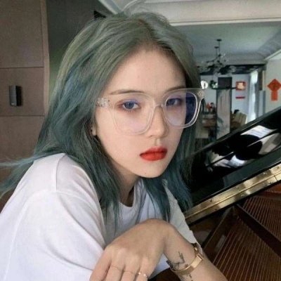 高清好看温柔优质干净的女生用一只狗作为微信头像图片
