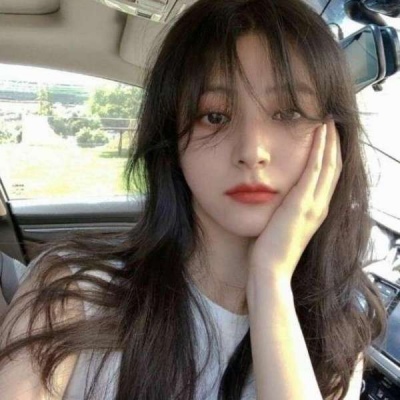 高清好看温柔优质干净的女生用一只狗作为微信头像图片