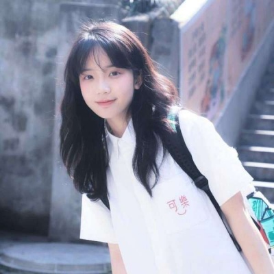 高清好看温柔优质干净的女生用一只狗作为微信头像图片