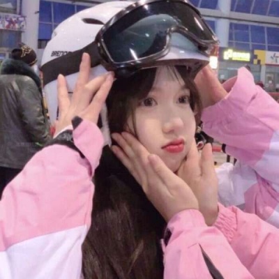 高清好看温柔优质干净的女生用一只狗作为微信头像图片