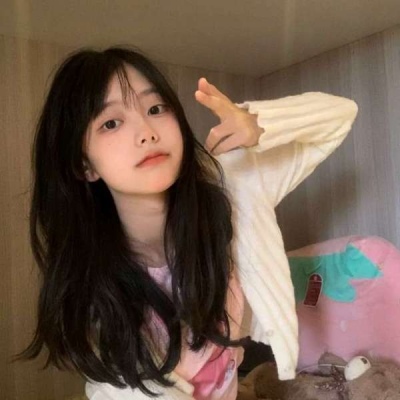 高清好看温柔优质干净的女生用一只狗作为微信头像图片