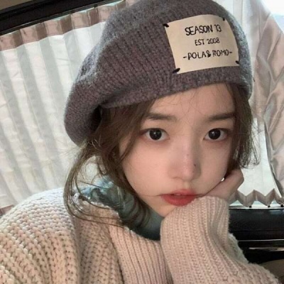 高清好看温柔优质干净的女生用一只狗作为微信头像图片