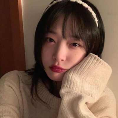 优质咬唇头像女生头像图片