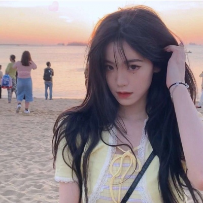 优质混网女生阳台侧脸头像