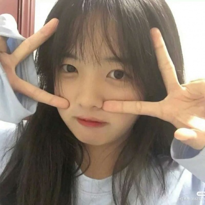 微信撕心裂肺的哭女生动漫头像图片