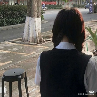 微信撕心裂肺的哭女生动漫头像图片