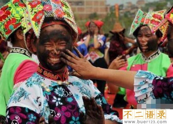 世界上最特别的祝福，新疆锡伯族抹黑节(脸上抹黑代表吉祥)图片