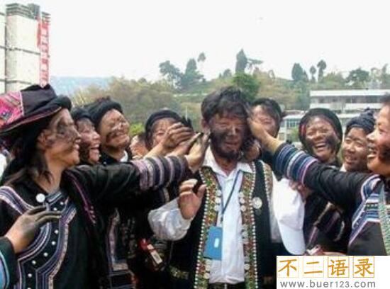 世界上最特别的祝福，新疆锡伯族抹黑节(脸上抹黑代表吉祥)图片