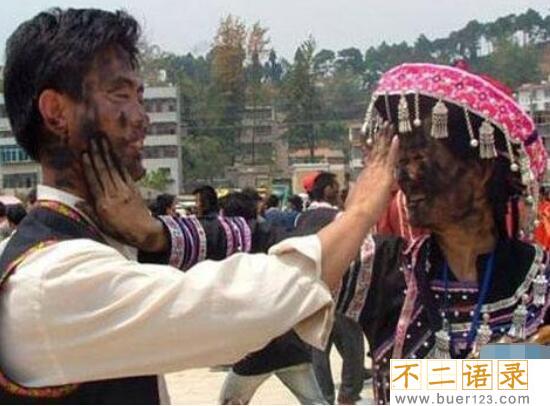 世界上最特别的祝福，新疆锡伯族抹黑节(脸上抹黑代表吉祥)图片