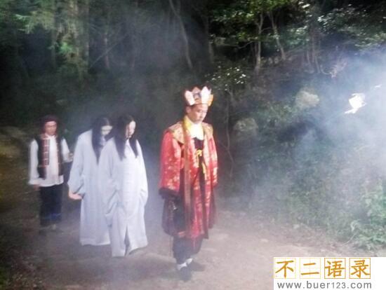 湘西赶尸之谜 湘西赶尸源自魔神蚩尤（人为背尸）图片