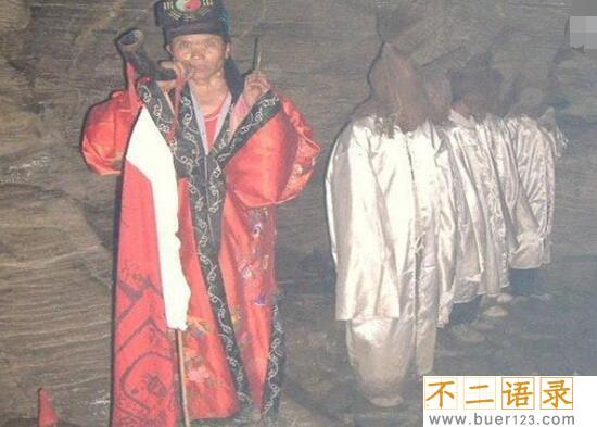 湘西赶尸之谜 湘西赶尸源自魔神蚩尤（人为背尸）图片