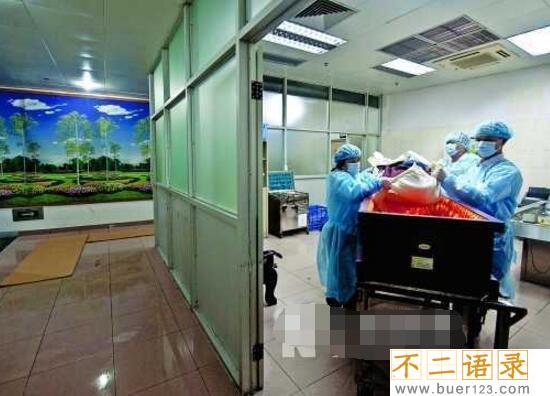 火葬场遗体火化过程，戳破遗体内脏浇汽油火烧(真实图片)图片
