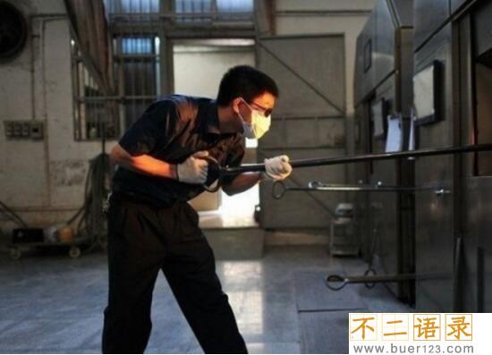 火葬场遗体火化过程，戳破遗体内脏浇汽油火烧(真实图片)图片