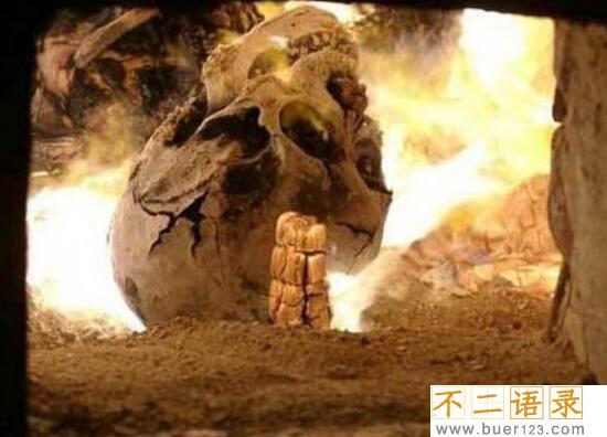 火葬场遗体火化过程，戳破遗体内脏浇汽油火烧(真实图片)图片