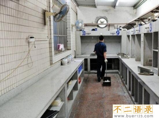 火葬场遗体火化过程，戳破遗体内脏浇汽油火烧(真实图片)图片