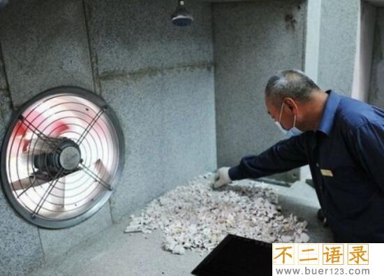 火葬场遗体火化过程，戳破遗体内脏浇汽油火烧(真实图片)图片