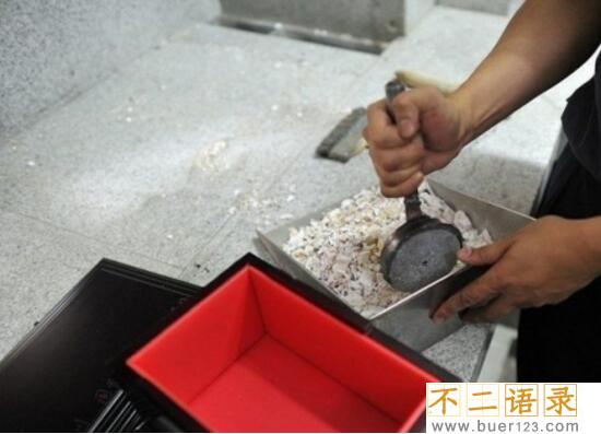 火葬场遗体火化过程，戳破遗体内脏浇汽油火烧(真实图片)图片