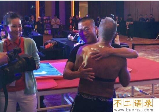 中国特警平板支撑纪录，毛卫东再次打破世界纪录/8时01分图片