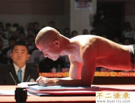 中国特警平板支撑纪录，毛卫东再次打破世界纪录/8时01分图片