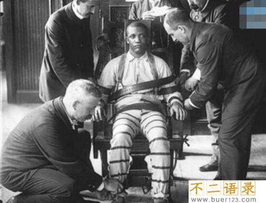 残酷刑罚电刑拷问 男人被电击会流出精液(受刑生不如死)图片