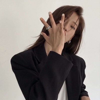 高清适合当头像的潮图好看的女生头像高冷动漫短发图片