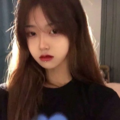 2021超酷手拿水果的唯美女生头像图片